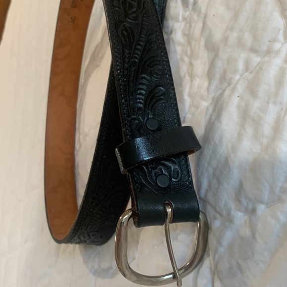 HAND TOOLED LEATHER BELT - Picture 11 of 13